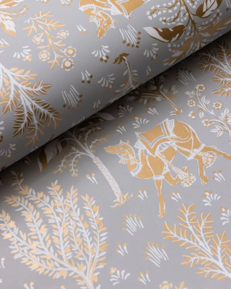 Wallpaper<Printfresh Camel's Courtyard - Wallpaper Double Roll - Pale Gray/Gold PaleGray/Gold