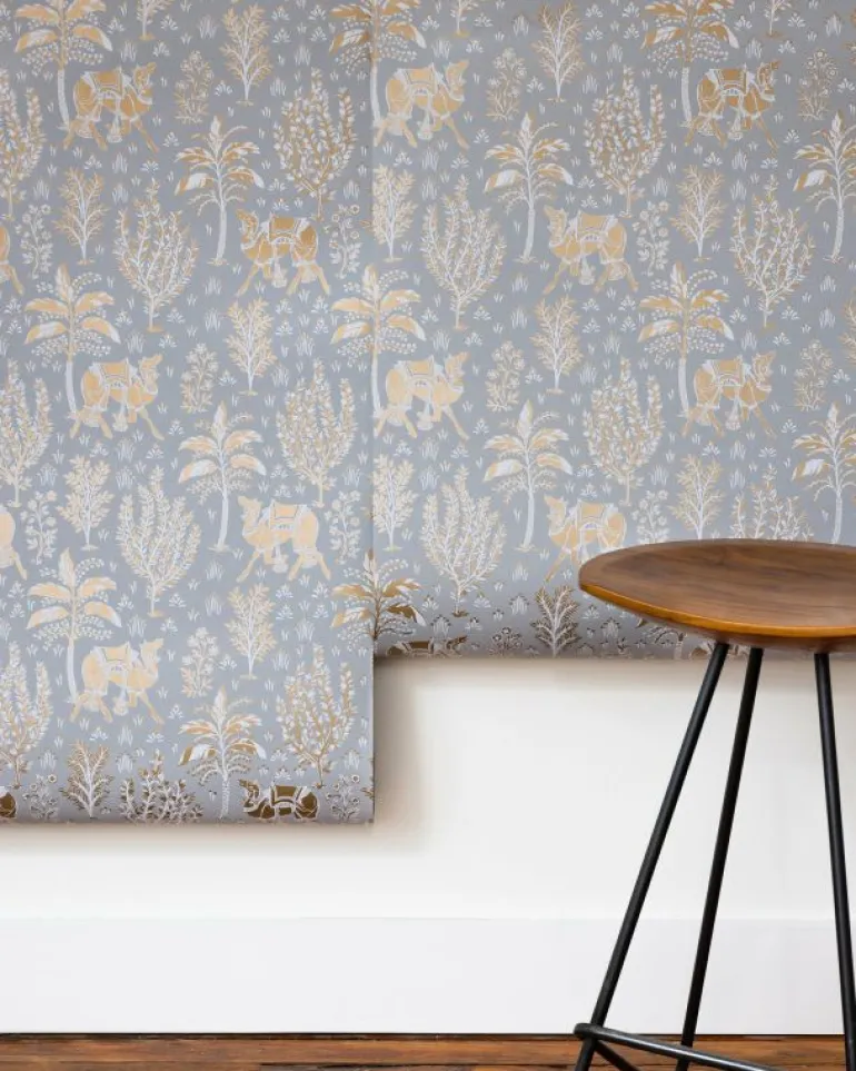 Wallpaper<Printfresh Camel's Courtyard - Wallpaper Double Roll - Pale Gray/Gold PaleGray/Gold