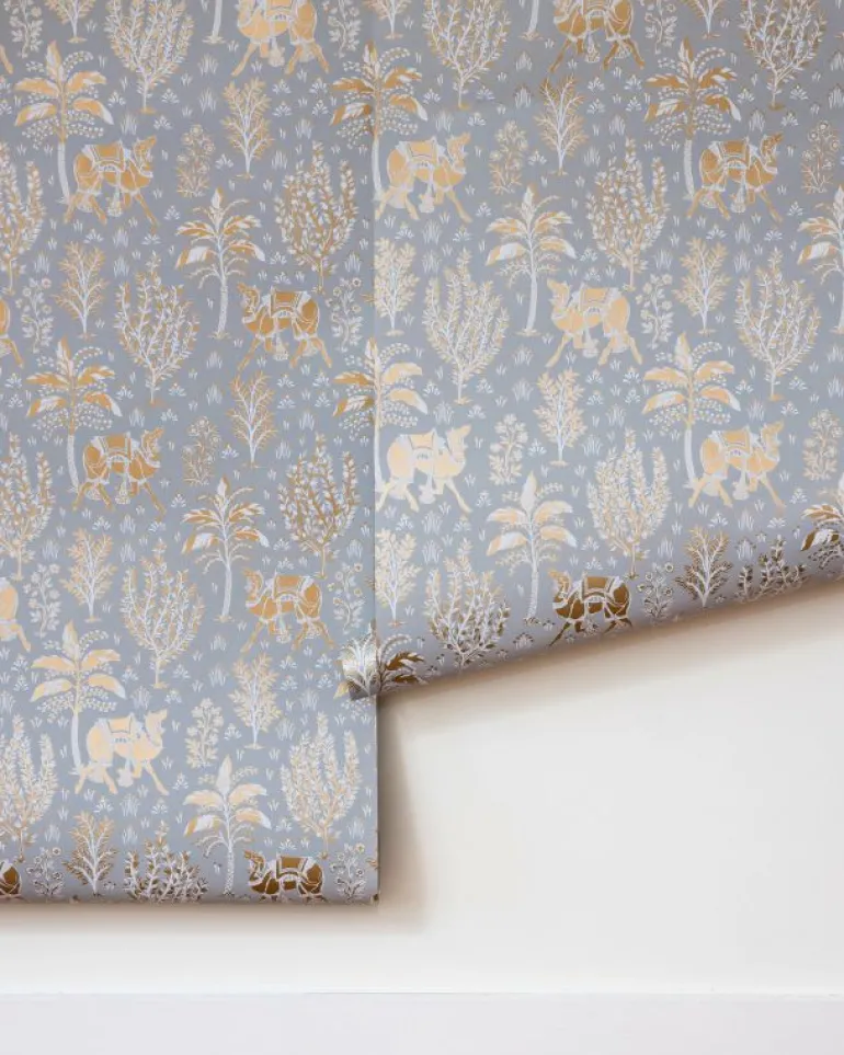 Wallpaper<Printfresh Camel's Courtyard - Wallpaper Double Roll - Pale Gray/Gold PaleGray/Gold